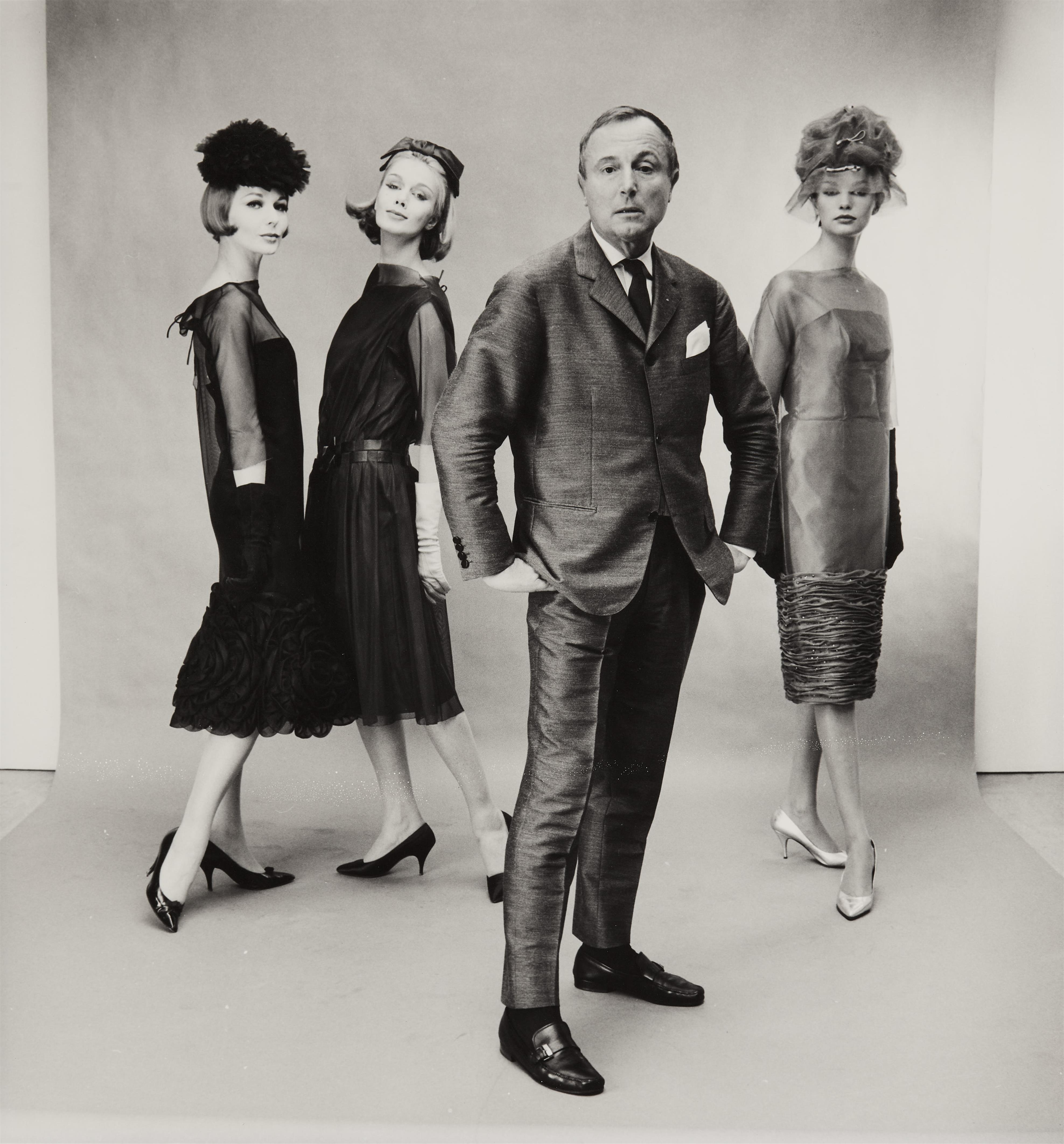 F.C. Gundlach - Modeschöpfer Heinz Schulze-Varell mit den Fotomodels Rita Jaeger, Lissy und Eva Schaper, Hamburg