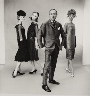 F.C. Gundlach - Modeschöpfer Heinz Schulze-Varell mit den Fotomodels Rita Jaeger, Lissy und Eva Schaper, Hamburg