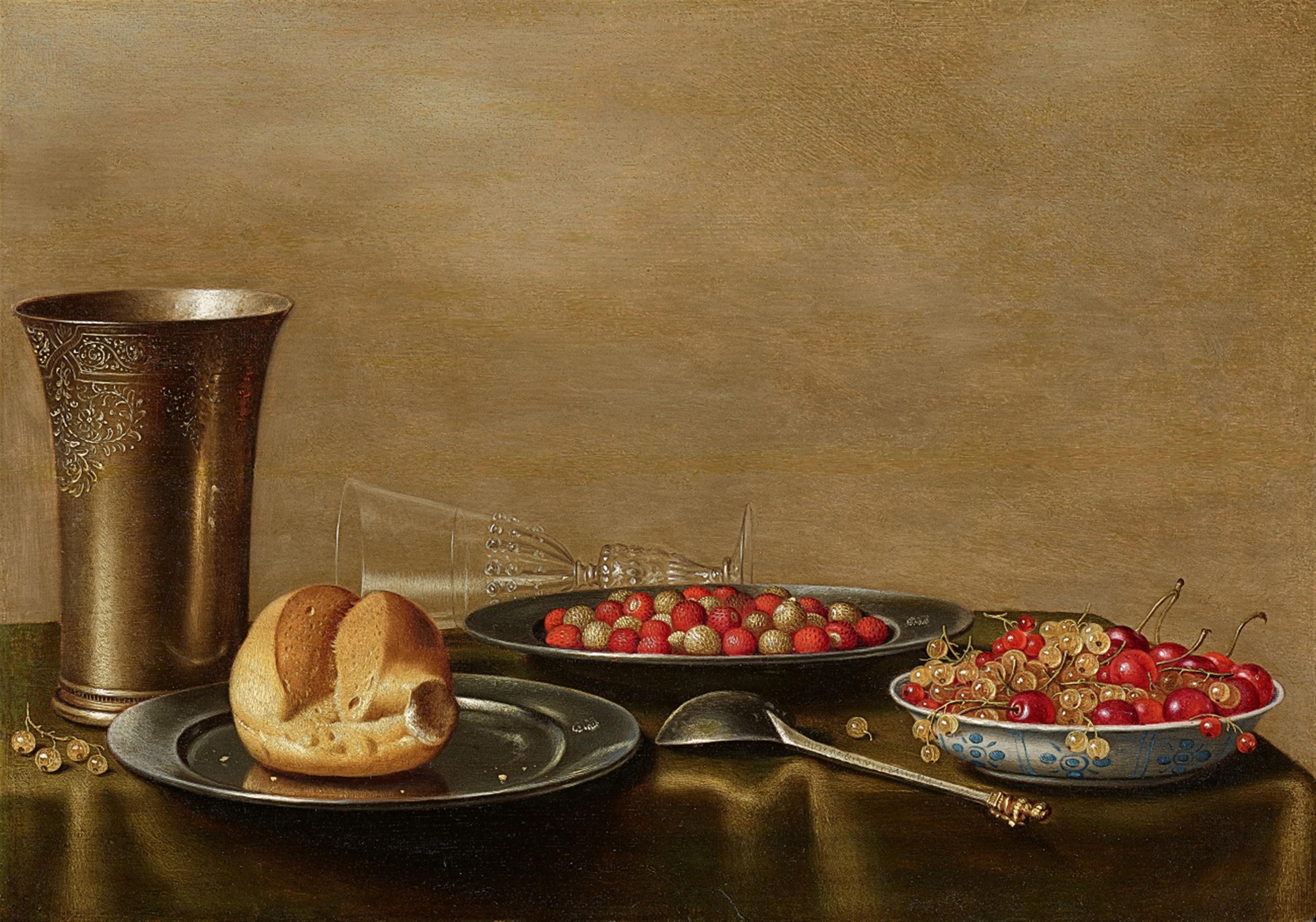 Floris van Schooten - Stillleben mit silbernem Becher, Zinnteller mit Brot und Erdbeeren, Wanli-Schale mit Kirschen und feinem Weinglas à la façon de Venise auf dunkelgrünem Tuch