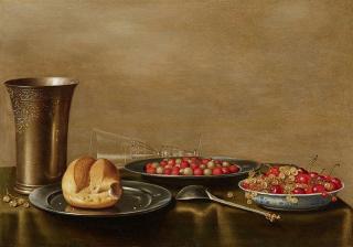 Floris van Schooten - Stillleben mit silbernem Becher, Zinnteller mit Brot und Erdbeeren, Wanli-Schale mit Kirschen und feinem Weinglas à la façon de Venise auf dunkelgrünem Tuch