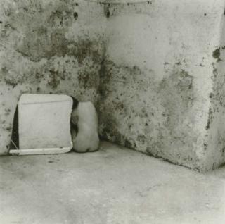 Francesca Woodman - Self Deceit #6, Roma, 1978