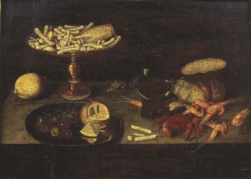 Francesco Codino - Dolci in una coppa in rame, un römer, pane, un granchio e gamberi, limone ed olive in un piatto d\'argento ed un topo su un piano di pietra