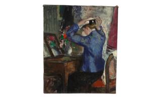 François Gall - Eugénie fixe son chapeau devant le miroir de la coiffeuse