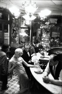 Frank Horvat - Jardin des Modes, Paris, Halles A (Tan Arnold at Chien qui Fume)