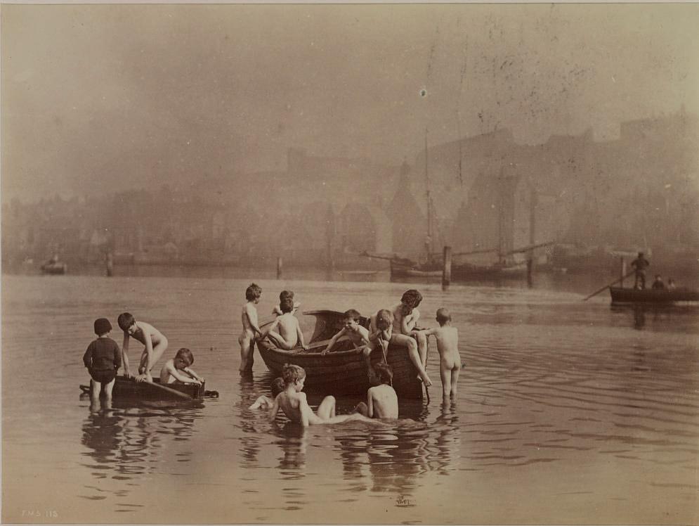 Frank Meadow Sutcliffe - Water Rats, 1886