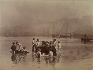 Frank Meadow Sutcliffe - Water Rats, 1886