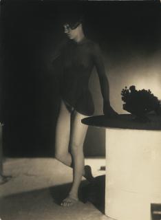 František Drtikol - Etude De Nu (Ervina Kupferova), Vers 1929Vintage Pigment Print, Flush-Mounted On Original Thin Card.