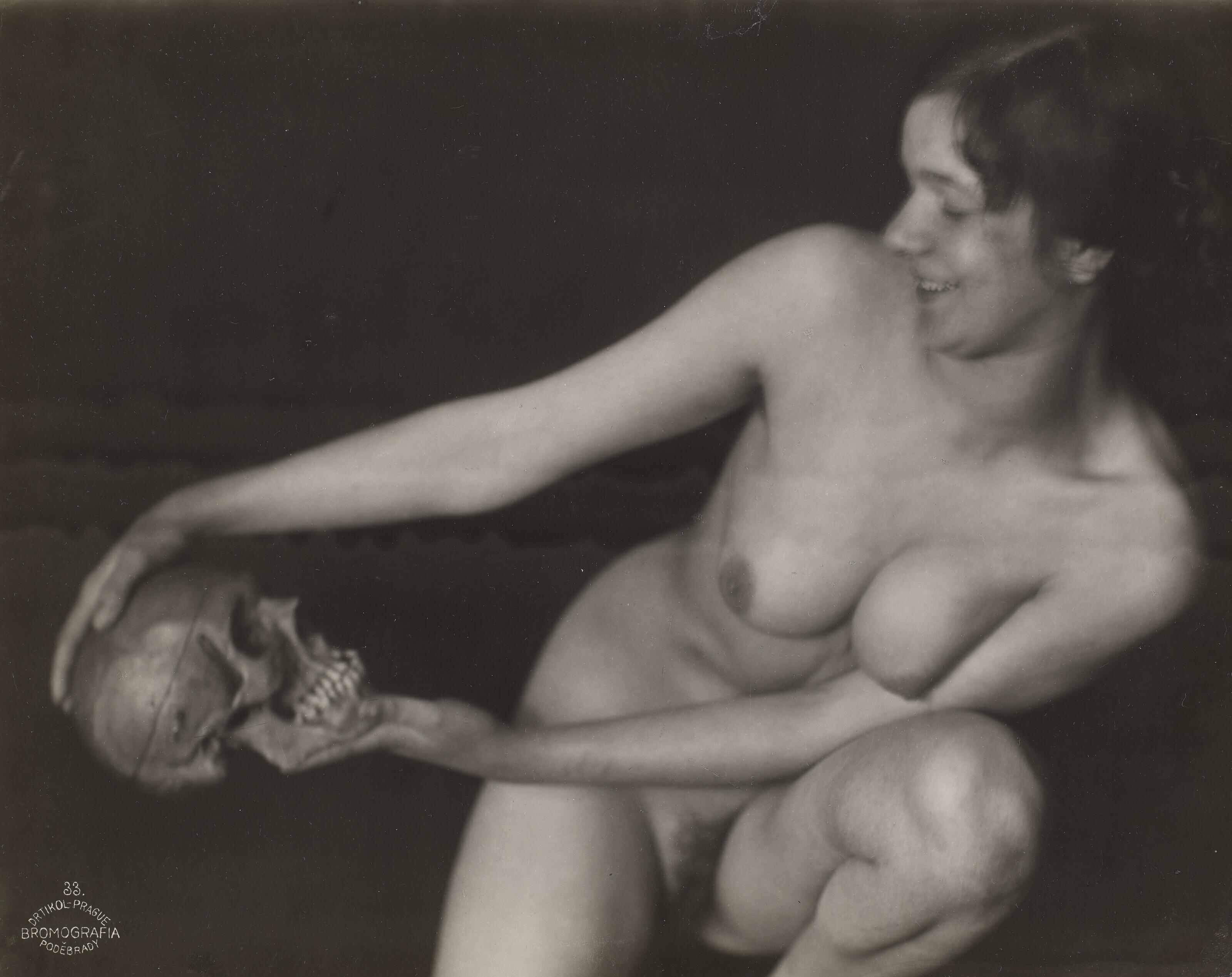 František Drtikol - Smích (žena s lebkou) [Laughter (Woman with a Skull)], 1913
