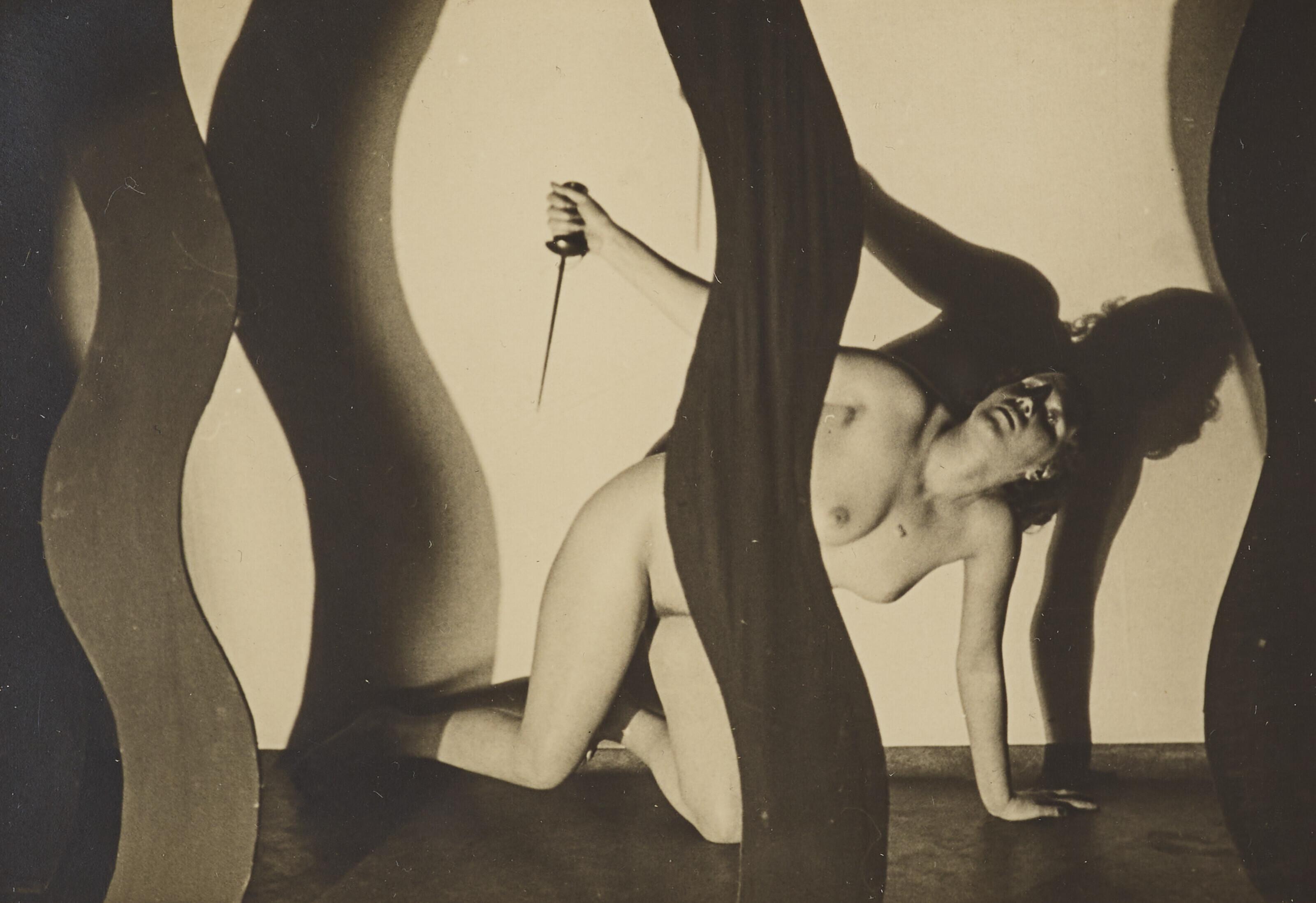 František Drtikol - Untitled (Nude with knife and wave), c. 1927-1929