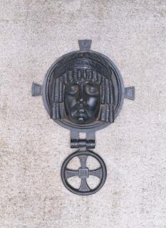 Franz Von Stuck - A bronze door knocker, the backplate cast as a neo-classical female mask, 32 x 20 cm