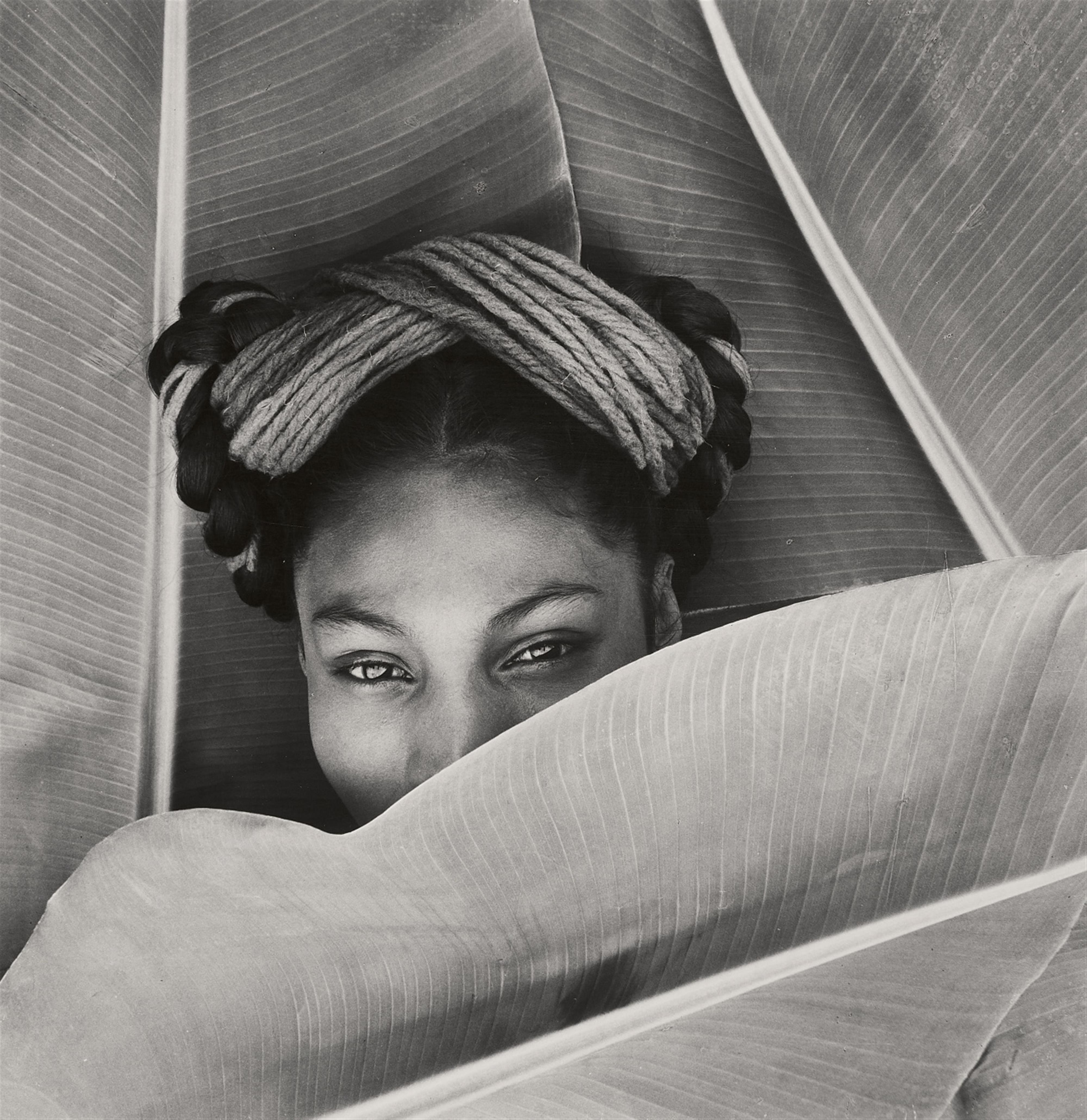 Fritz Henle - Nieves - Modell von Diego Rivera hinter dem Bananen-Blatt
