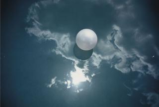 Gabriel Orozco - Pelota en el agua, 1994