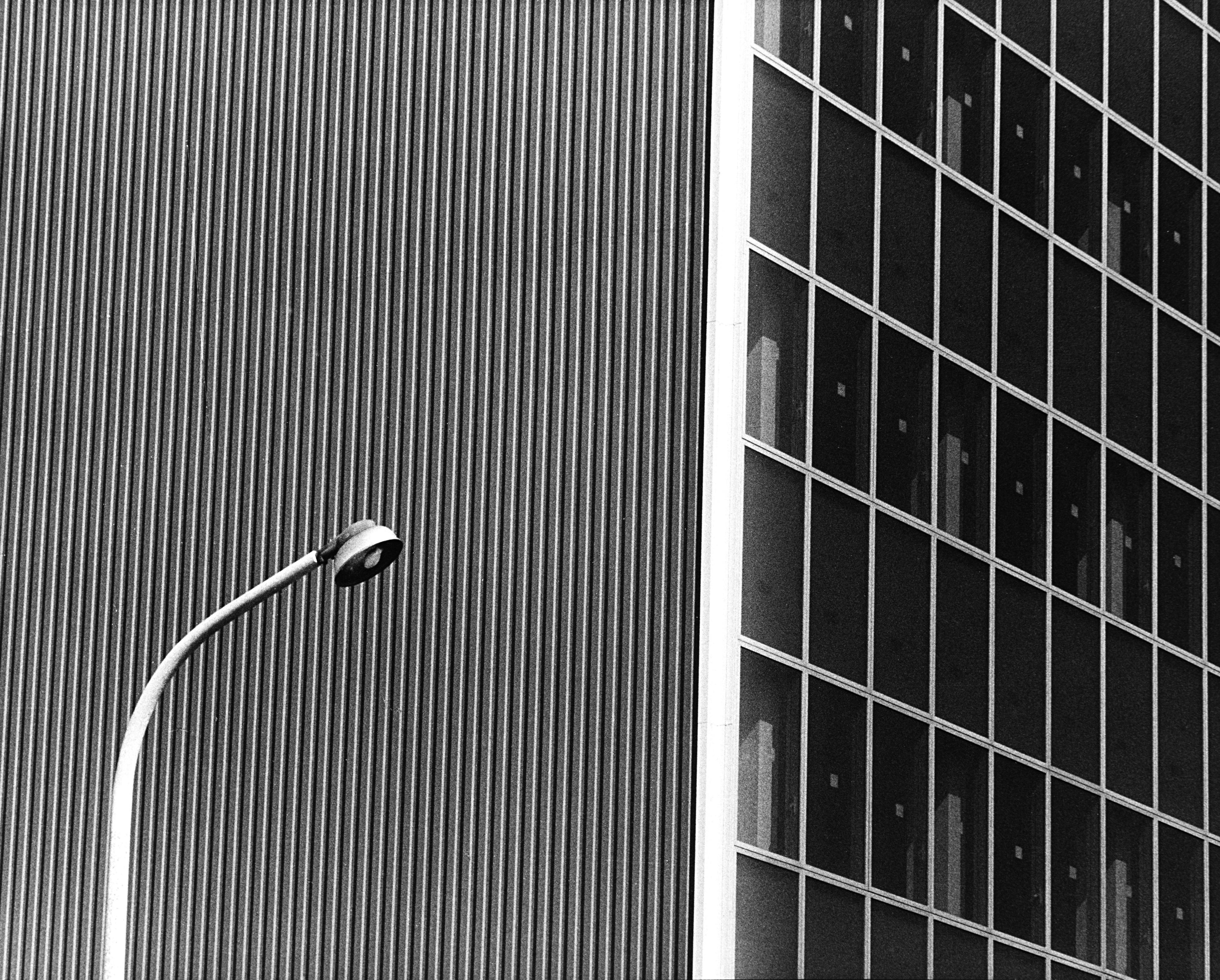 Gabriele Basilico - Milano - grattacielo in via Galvani 1980 ca.