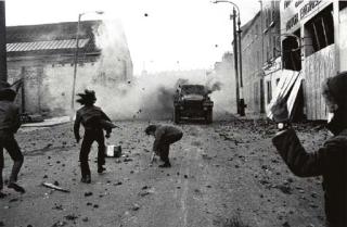 Gilles Peress - William Street, Derry, 1972