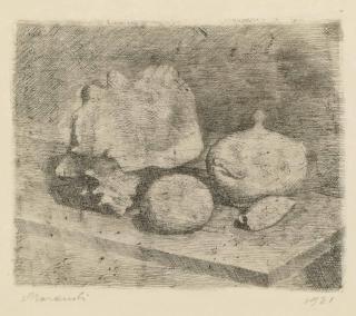 Giorgio Morandi - Natura morta con zuccheriera, conchiglie e frutto (Vitali 8)