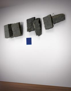 Giovanni Anselmo - Grigi che si alleggeriscono verso oltremare (Greys which become lighter in the direction of ‘oltremare)