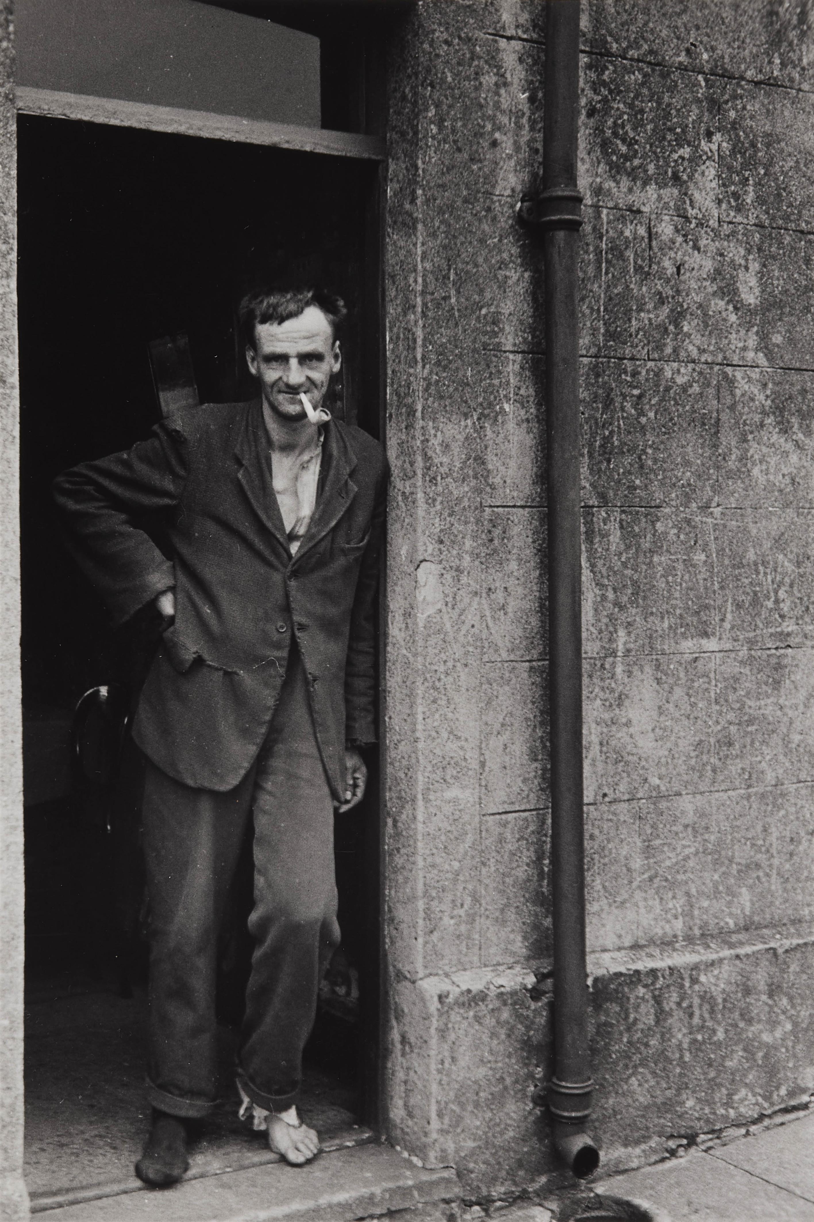 Gisèle Freund - Arbeitsloser, Tyneside, England. Ein Sonntag in Newcastle-on-Tyne, England