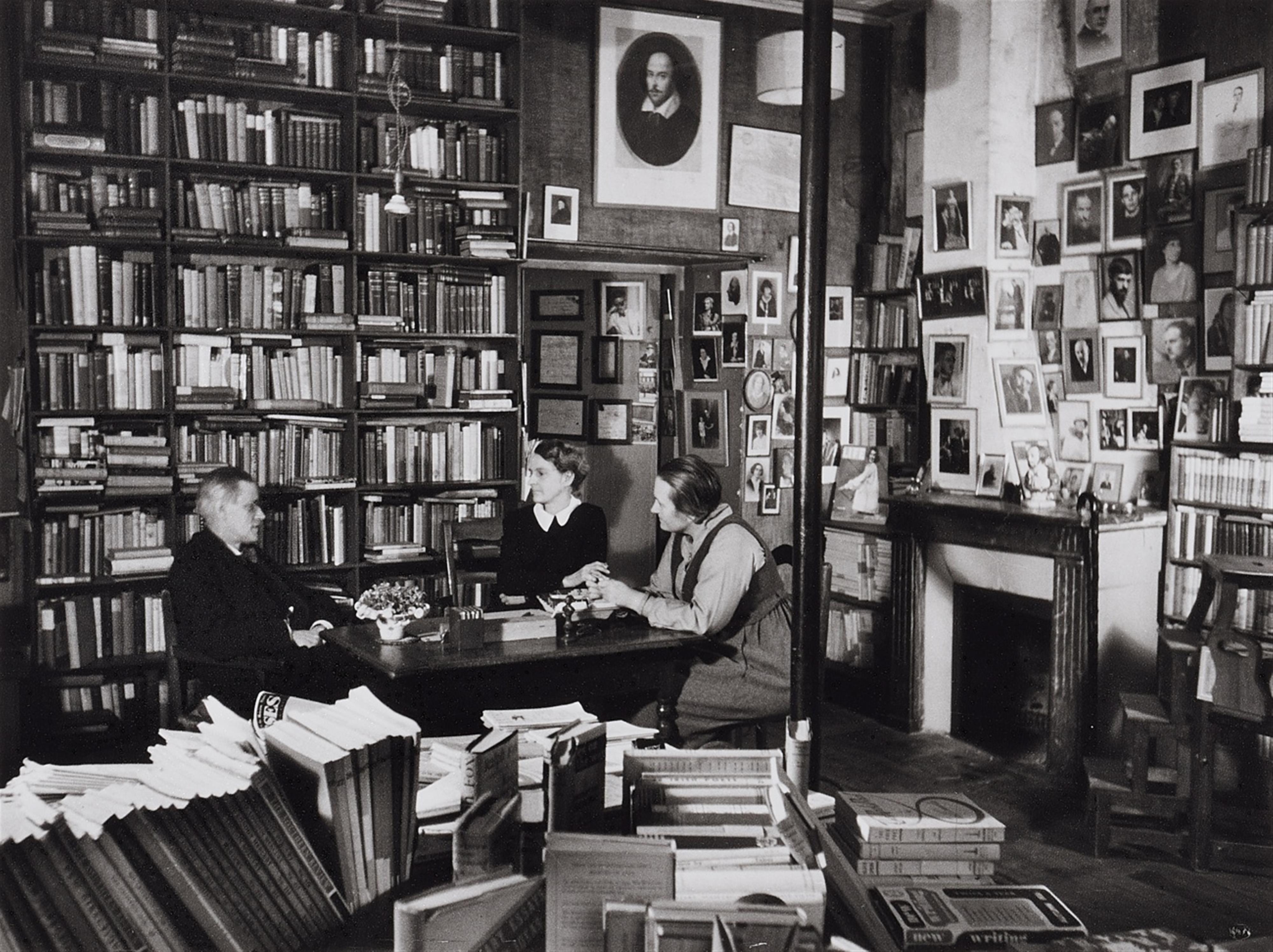 Gisèle Freund - James Joyce mit Sylvia Beach und Adrienne Monnier in der Buchhandlung \