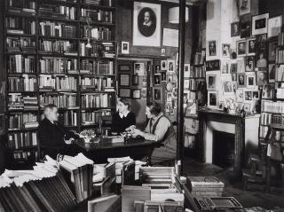 Gisèle Freund - James Joyce mit Sylvia Beach und Adrienne Monnier in der Buchhandlung \