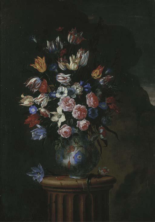 Giuseppe Recco - Tulipani, rose e altri fiori in un vaso di maiolica policroma su una colonna di ordine corinzio, en plein air