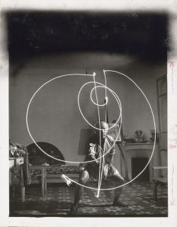 Gjon Mili - Picasso Draws An Abstraction, 1950