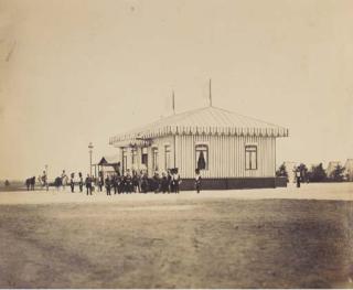 Gustave Le Gray - L\'Empereur et l\'Etat-Major devant le Pavillon Impérial, Camp de Châlons
