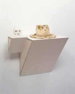Haim Steinbach - Untitled (skull mug, daisy hat)