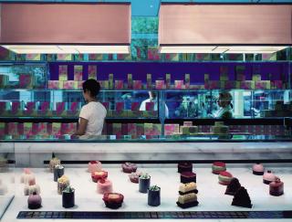 Hannah Starkey - Untitled, 2004