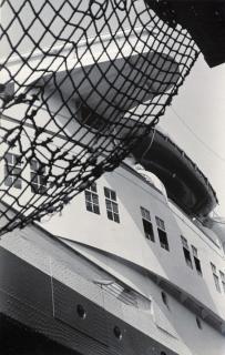 Hans Finsler - »Dampfer Bremen, Kommandobrücke mit Netz«