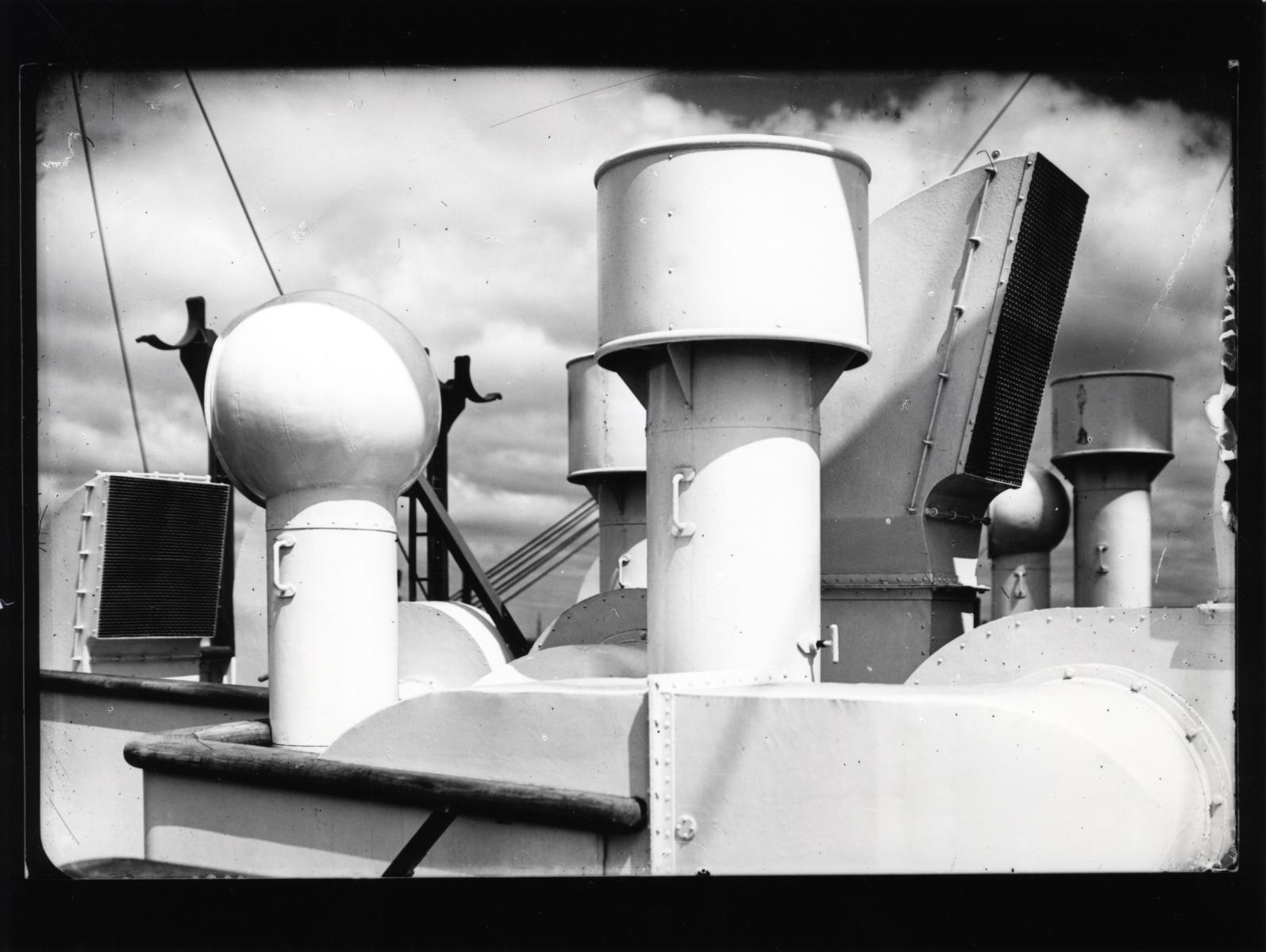 Hans Finsler - Ventilatoren (Le transatlantique »Bremen«)