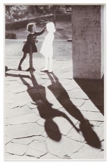 Hans-Peter Feldmann - Zwei Mädchen im Schatten (Two Girls in the Shadow)