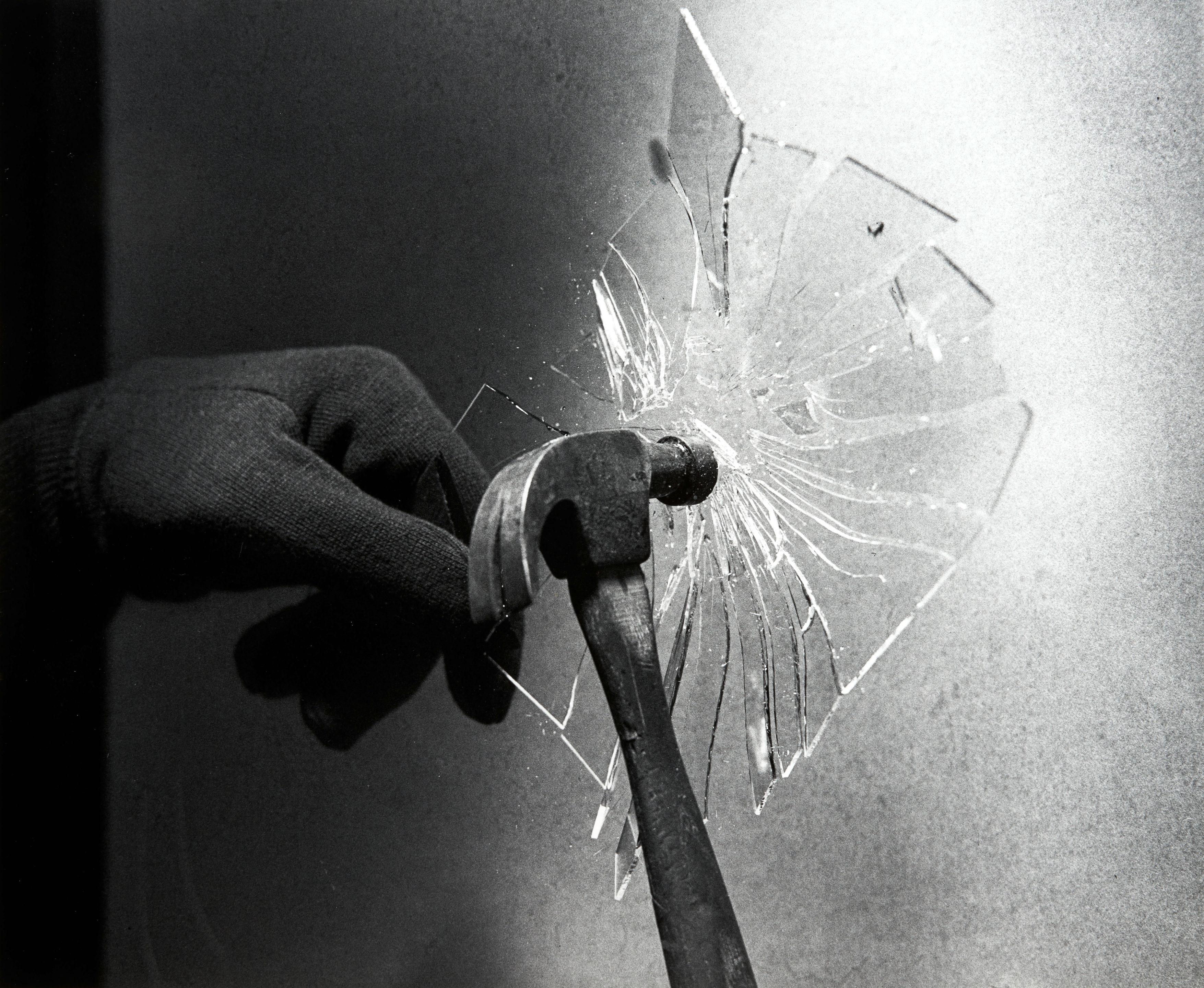 Harold Edgerton - Hammer Breaks Glass Plate