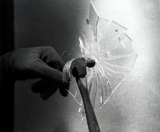 Harold Edgerton - Hammer Breaks Glass Plate