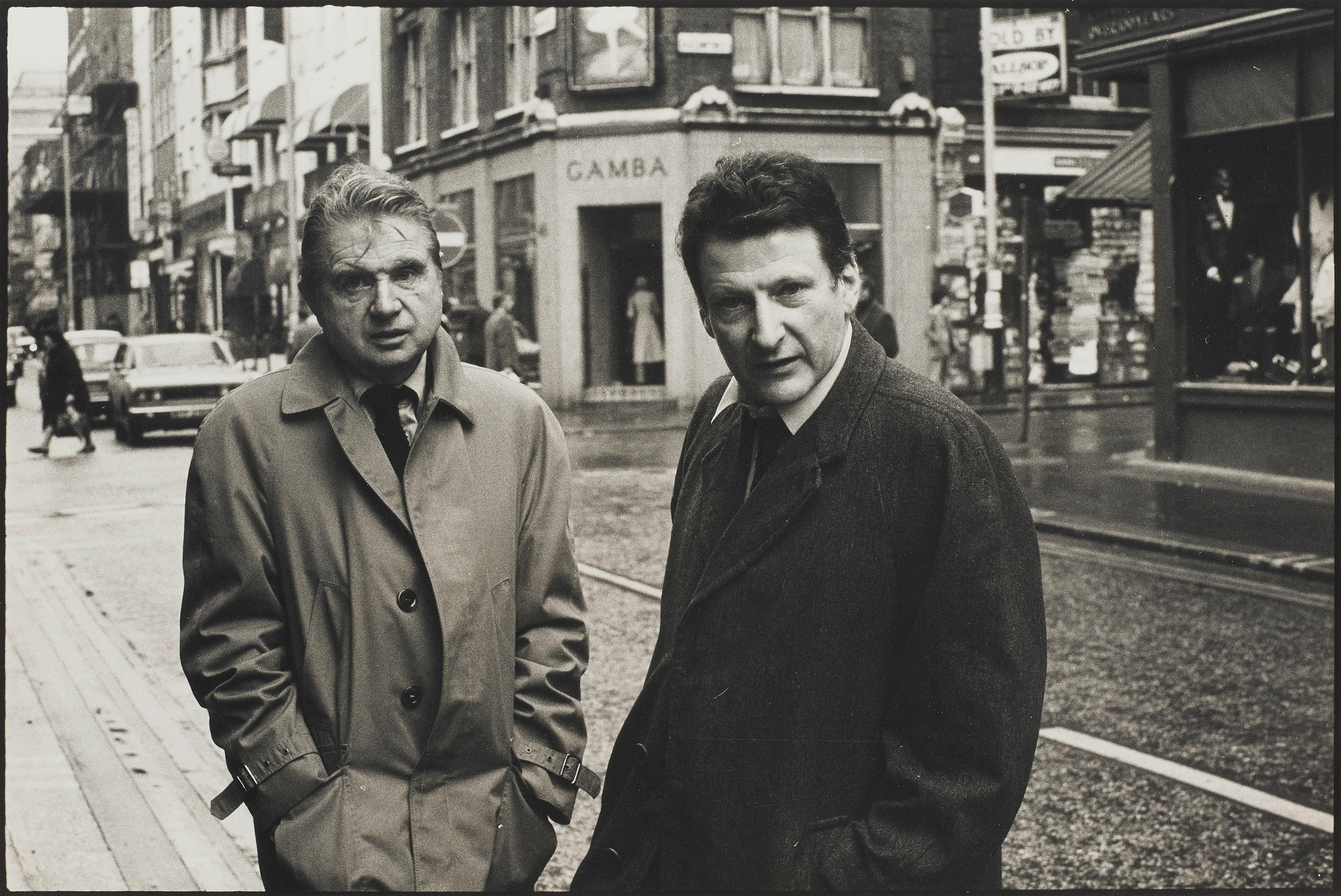 Harry Diamond - Francis Bacon and Lucian Freud outside the \'French\' pub, London