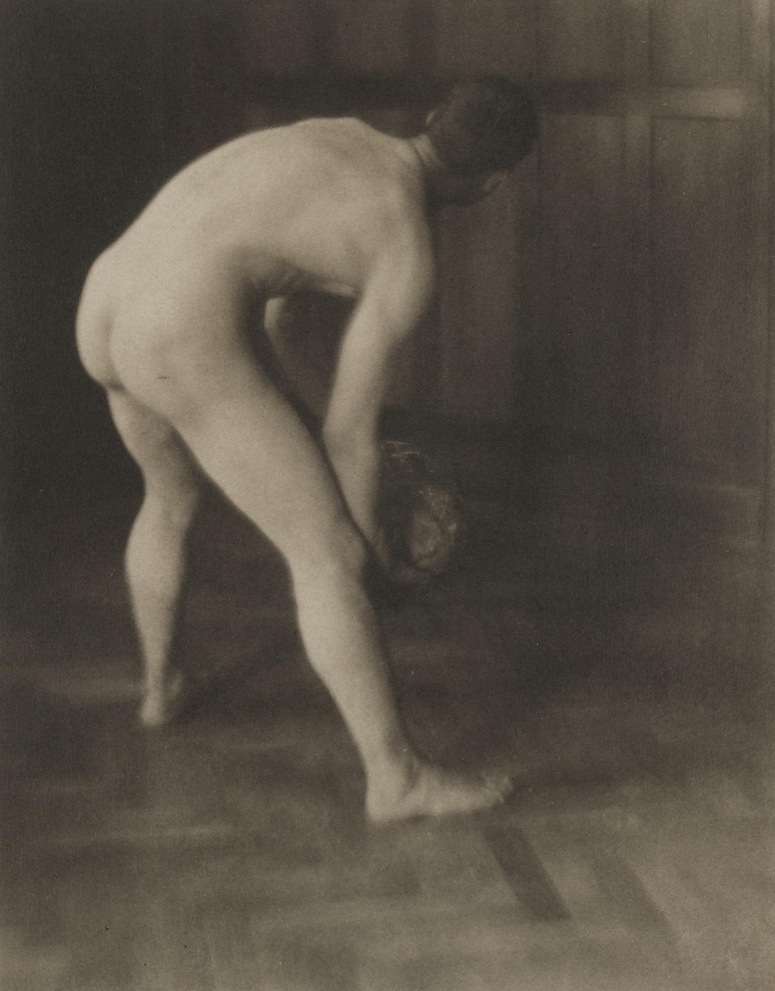 Heinrich Kühn - Männerakt Mit Einer Kugel (Male Nude Holding Ball)