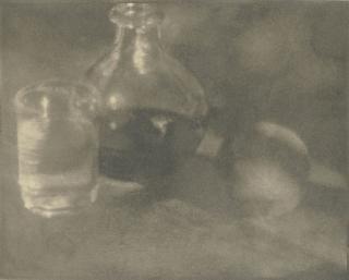 Heinrich Kühn - Stillleben mit Karaffe, Glas und Pfirsich, 1911