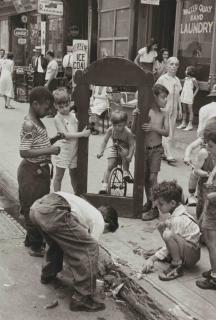 Helen Levitt - N.Y., 1942