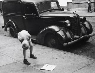 Helen Levitt - N.Y. (boy looking under car)