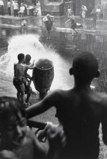 Helen Levitt - N.Y. (children playing at hydrant)