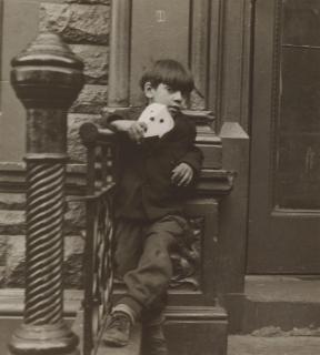 Helen Levitt - New York (Boy with mask), c. 1940