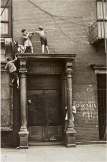 Helen Levitt - New York (Boys On A Pediment)