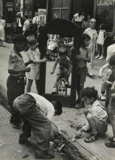 Helen Levitt - New York (Children With Broken Mirror)