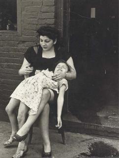 Helen Levitt - New York (Sidewalk scene), c.1940s