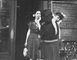 Helen Levitt - Untitled, New York City (Two women and a girl in a doorway)