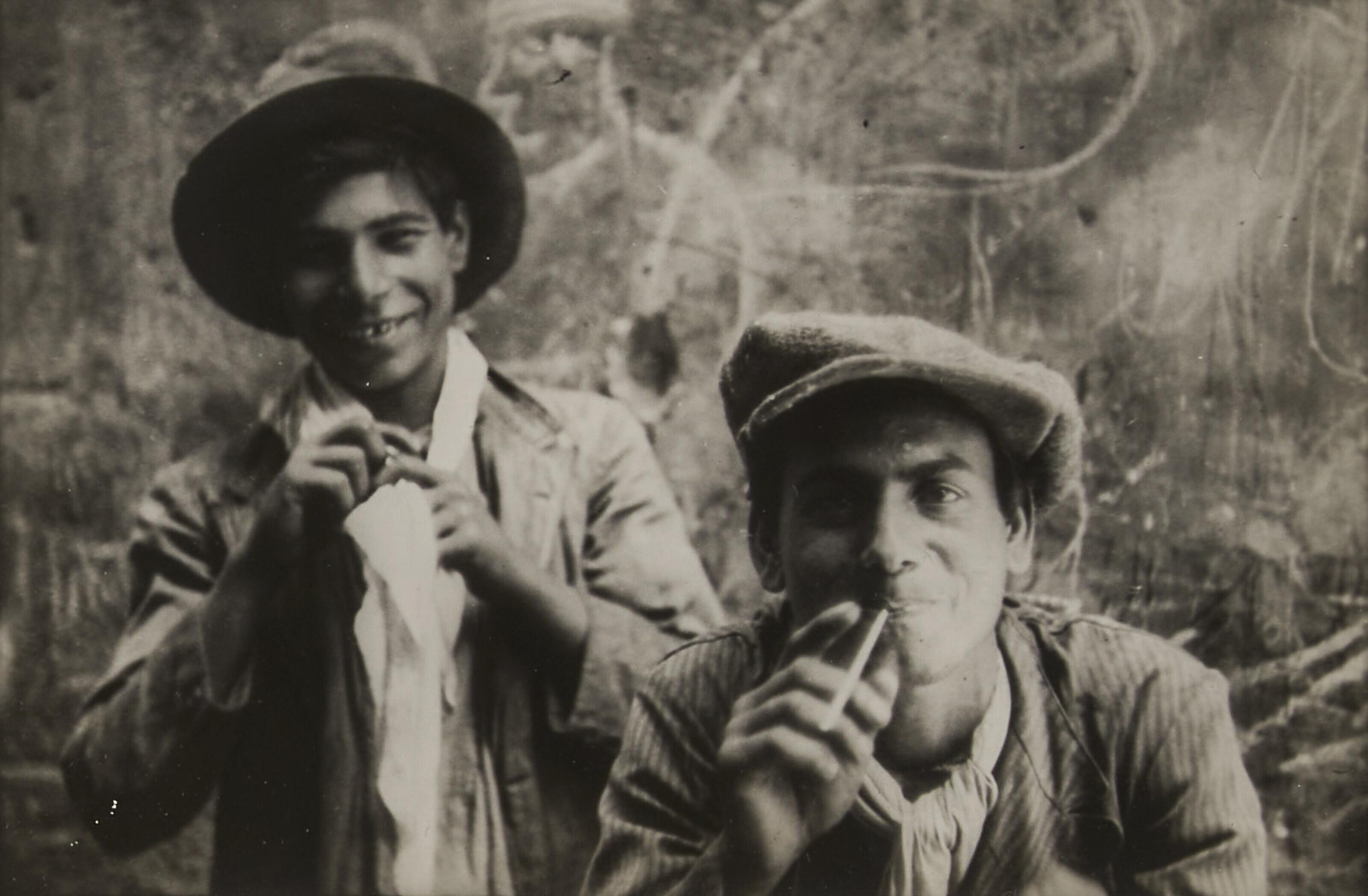 Henri Cartier–Bresson - Gitans (Gypsies), Granada, 1933