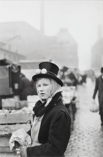 Henri Cartier-Bresson - Hamburg, Fischmarkt, Zitronenverkäuferin, 1952 (Hamburg, Fish market, Lemon Seller, 1952)