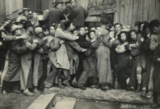Henri Cartier-Bresson - Shanghai Citizens At A Government Bank To Exchange Paper Money For Gold As People\'S Army Approaches The Nationalist Capital Of Nanking, Last Days Of The Kuomintang