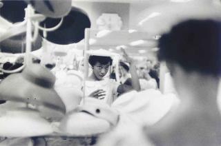 Henri Cartier-Bresson - Une jeune noire choisit un chapeau, c. 1960