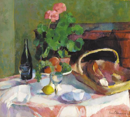 Henri Ottmann - Un géranium en pot avec des fruits, du pain et une bouteille de vin sur la table
