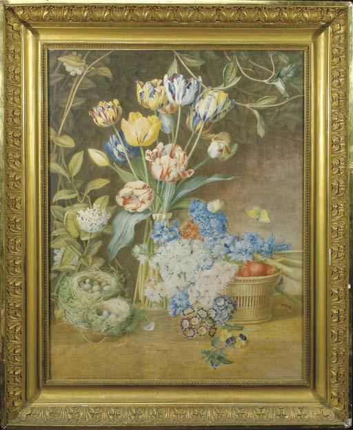 Henriette Geertruida Knip - Un vase de tulipes perroquets, de jacinthes et de pensées avec un panier de fraises entouré de deux papillons et d\'un scarabée, d\'hortensia et deux nids à gauche